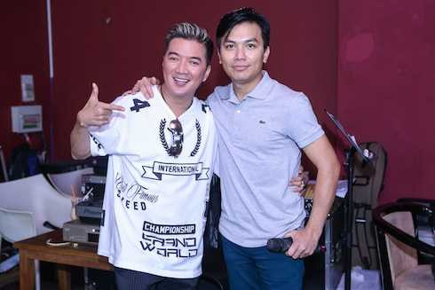 Đàm Vĩnh Hưng nhí nhảnh với quần đùi áo phông.