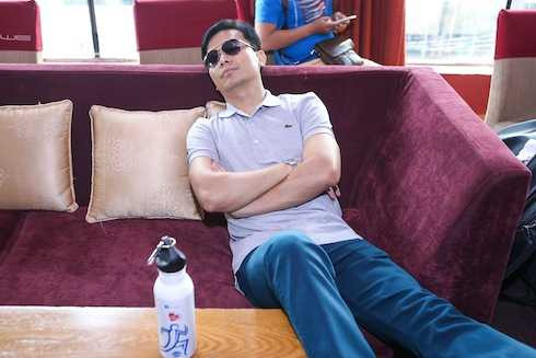 Mạnh Quỳnh chưa quen với giờ giấc ở Việt Nam nên bị thiếu ngủ.