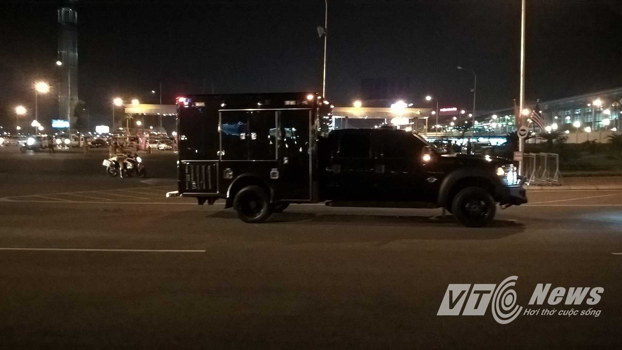 Video: Đoàn xe hộ tống ông Obama lướt nhanh trên phố Hà Nội