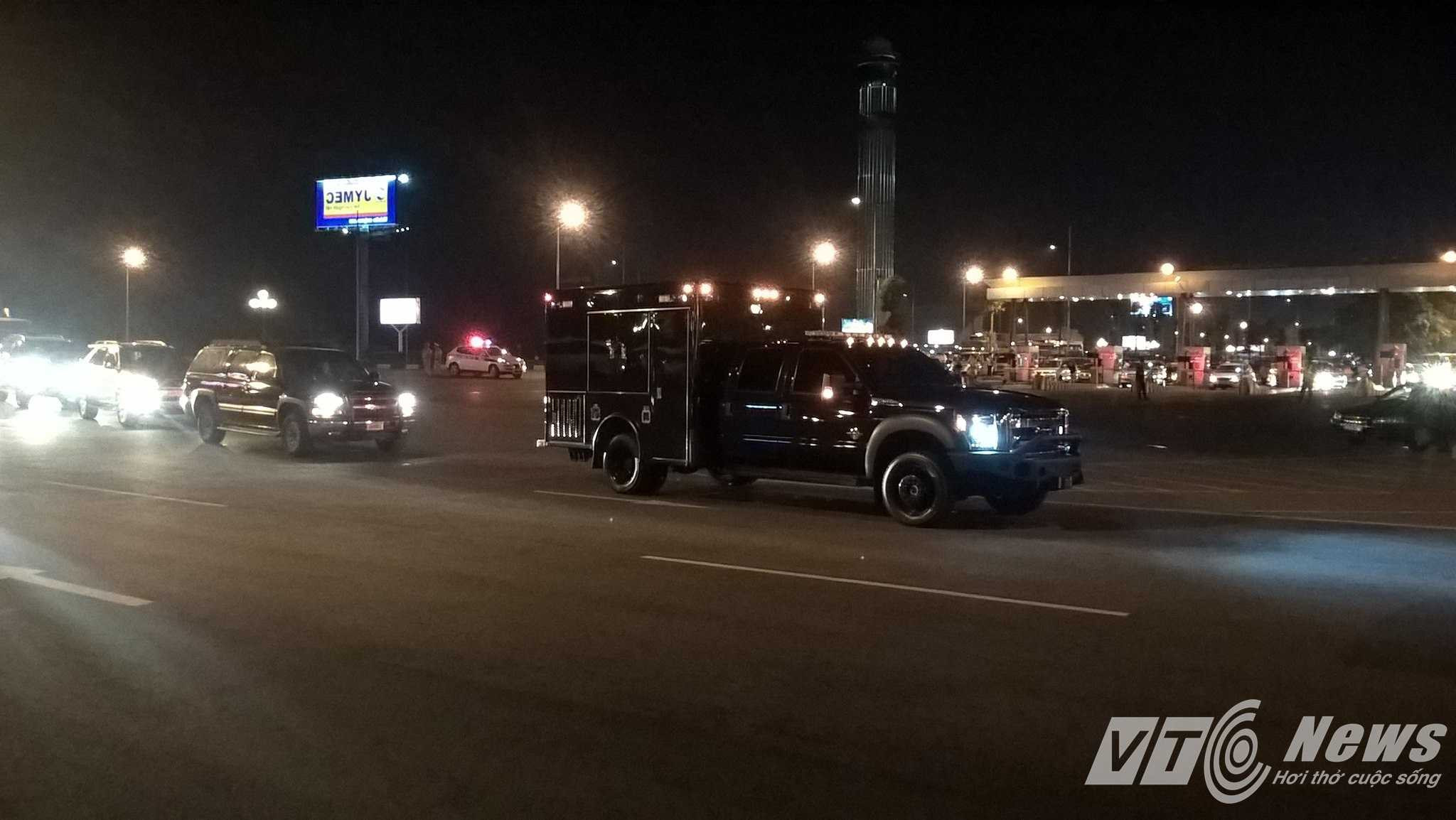 Video: Đoàn xe hộ tống ông Obama lướt nhanh trên phố Hà Nội