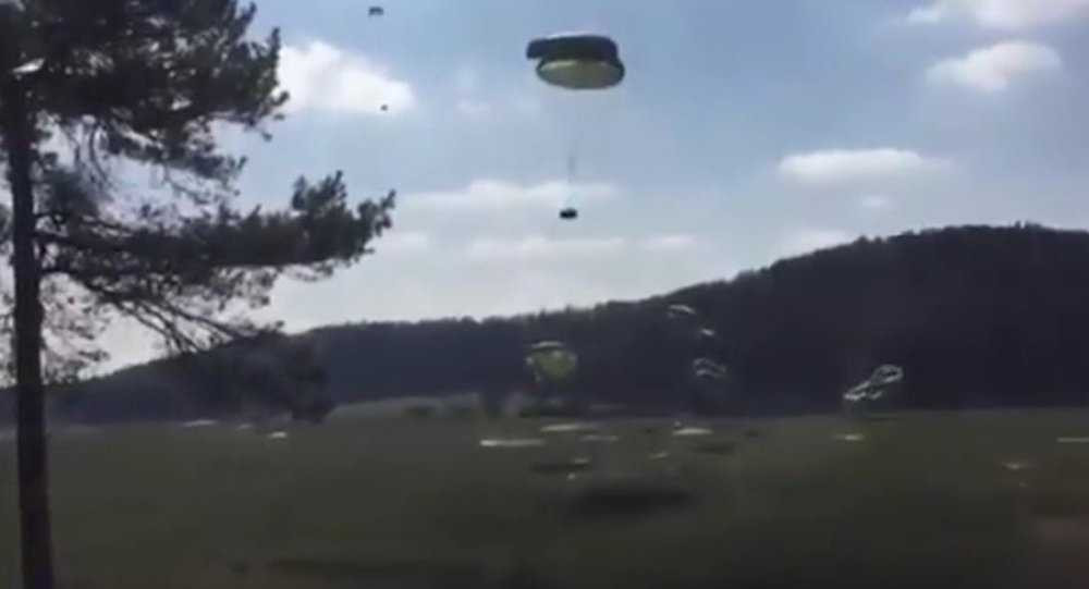 Xe chiến đấu Mỹ gặp tai nạn khi đổ bộ bằng dù