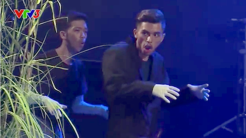 Xuân Hiếu - Thái Vũ nhảy popping hài hước trên sân khấu.