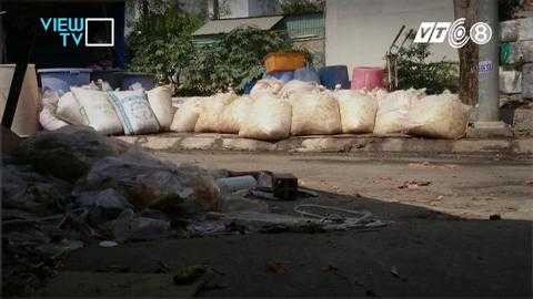 Những bịch măng xếp đầy đường Những bịch măng xếp đầy đường