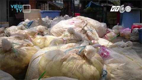 Túi nilon bám bụi, nước trong túi đã ngả màu. Túi nilon bám bụi, nước trong túi đã ngả màu.