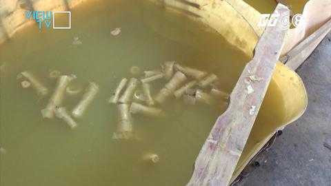 Nước măng đen ngòm, lẫn đầy bụi bẩn. Nước măng đen ngòm, lẫn đầy bụi bẩn.