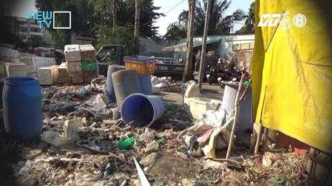 Xung quanh là đống đổ nát và rác rưởi ngổn ngang. Xung quanh là đống đổ nát và rác rưởi ngổn ngang.