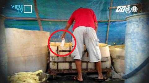 Người đàn ông đổ bột măng vào thùng chứa đầy măng. Người đàn ông đổ bột măng vào thùng chứa đầy măng.