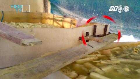 Cận cảnh thùng măng cáu bẩn, nước măng ngả màu, lẫn bụi bẩn. Cận cảnh thùng măng cáu bẩn, nước măng ngả màu, lẫn bụi bẩn.