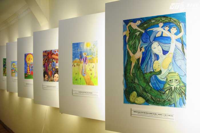 Những bức tranh được trưng bày tại triển lãm - Ảnh: Tùng Đinh