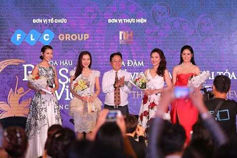 Trưởng ban giám khảo - Nhà báo Hồng Thanh Quang chụp ảnh lưu niệm cùng các hoa hậu, á hậu. Trưởng ban giám khảo - Nhà báo Hồng Thanh Quang chụp ảnh lưu niệm cùng các hoa hậu, á hậu.