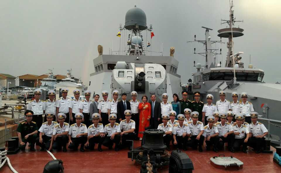 Đại sứ Việt Nam tại Brunei Nguyễn Trường Giang thăm, động viên cán bộ, chiến sĩ Hải quân Việt Nam tham gia diễn tập