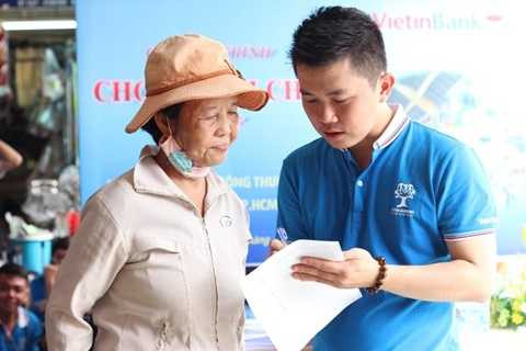 Tư vấn khách hàng về sản phẩm, dịch vụ bán lẻ của VietinBank Tư vấn khách hàng về sản phẩm, dịch vụ bán lẻ của VietinBank