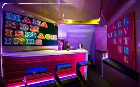 Các tác phẩm được trưng bày ở phòng triển lãm có giá từ khoảng 79 triệu đến 470 triệu VNĐ.