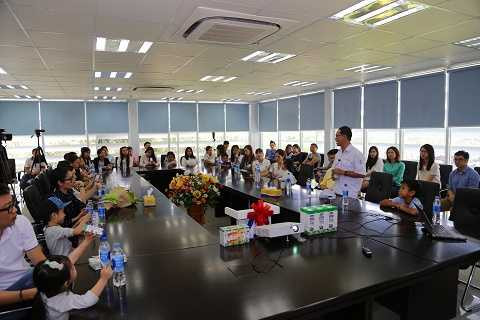 Giám đốc nhà máy Vinamilk: “Mục tiêu của Vinamilk là nâng tầm dinh dưỡng chất lượng quốc tế cho các sản phẩm sữa, từ đó tạo cơ hội cho trẻ em Việt Nam được sử dụng sản phẩm dinh dưỡng không thua kém sản phẩm sữa nước ngoài với giá cả hợp lý.”