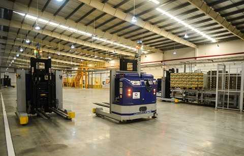 Các bé vô cùng thích thú với những robot thông minh tự vận hành trong siêu nhà máy sữa