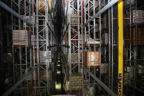 Tất cả đề trầm trồ tán thưởng khi được xem kho thông minh đầu tiên tại Việt Nam, có quy trình lưu kho tự động hóa hoàn toàn, giúp bảo quản sản phẩm nhẹ nhàng nhất, an toàn nhất mà không cần con người bốc xếp