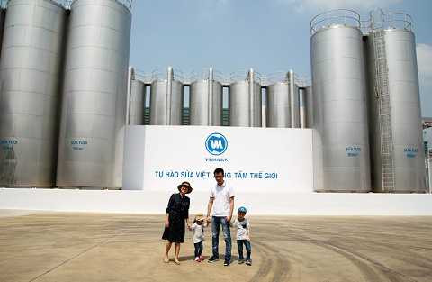 Hệ thống bồn lạnh có dung tích lớn chứa được hơn 1450 tấn sữa tươi tại Nhà máy sữa của VN của Vinamilk. Từ hệ thống bồn này sẽ đưa sữa tươi nguyên liệu vào sản xuất và đến tay người tiêu dùng sau đó Hệ thống bồn lạnh có dung tích lớn chứa được hơn 1450 tấn sữa tươi tại Nhà máy sữa của VN của Vinamilk. Từ hệ thống bồn này sẽ đưa sữa tươi nguyên liệu vào sản xuất và đến tay người tiêu dùng sau đó