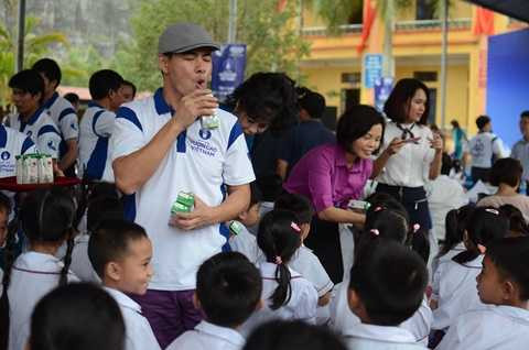 Tại chương trình, các em học sinh đã có cơ hội được gặp mặt, trò chuyện và cùng chơi những trò chơi vui nhộn cùng với các Đại sứ của chương trình Quỹ sữa Vươn cao Việt Nam là Nghệ sỹ hài Xuân Bắc và Nghệ sỹ hài Tự Long