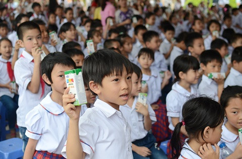 Niềm vui uống sữa của trẻ em tỉnh Ninh Bình