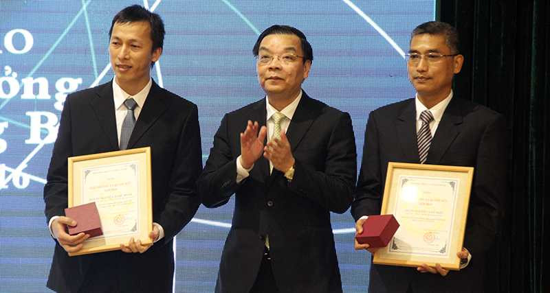 Hai giải thưởng dành cho nhà khoa học là tác giả của công trình khoa học xuất sắc gồm GS.TS. Nguyễn Văn Hiếu, Viện Đào tạo Quốc tế về Khoa học Vật liệu (ITIMS), Trường Đại học Bách khoa Hà Nội và PGS.TS. Nguyễn Ngọc Minh, Trường Đại học Khoa học Tự nhiên, Đại học Quốc gia Hà Nội (Ảnh: Phạm Thịnh