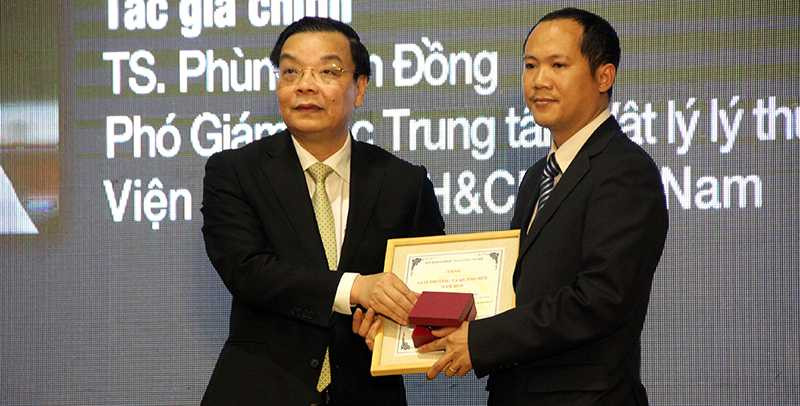 Giải thưởng dành cho nhà khoa học trẻ là tác giả của công trình khoa học xuất sắc được trao cho TS. Phùng Văn Đồng, Viện Vật lý, Viện Hàn lâm KH&CN Việt Nam.