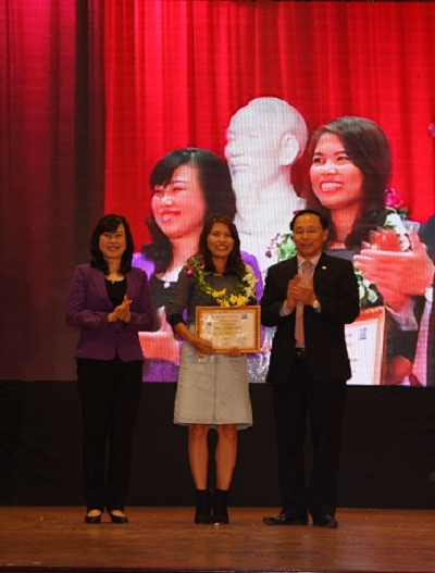 Giải Nhất thuộc về tác phẩm Những người xóa mù luật cho công nhân của tác giả Lê Thị Tuyết (báo Lao Động).