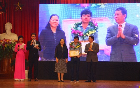 Giải Nhất thuộc về tác phẩm ba kỳ Lao động di cư - hoang vắng làng quê, nhọc nhằn nơi phố thị của tác giả Trần Bá Duy - VOV2 (Đài Tiếng nói Việt Nam). 