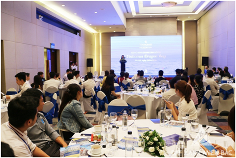 Hơn 80 đại diện các nhãn hàng đến tham dự sự kiện “ Cơ hội đầu tư sinh lời tại Vinhomes Dragon Bay” ngày 23/04 vừa qua. Hơn 80 đại diện các nhãn hàng đến tham dự sự kiện “ Cơ hội đầu tư sinh lời tại Vinhomes Dragon Bay” ngày 23/04 vừa qua.