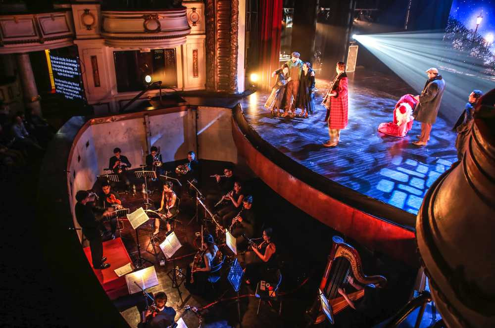 Vợ chồng Chiều Xuân - Đỗ Hồng Quân tình cảm sánh đôi xem nhạc kịch kinh điển