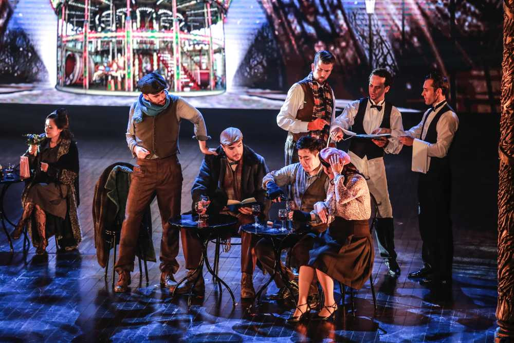 Vợ chồng Chiều Xuân - Đỗ Hồng Quân tình cảm sánh đôi xem nhạc kịch kinh điển