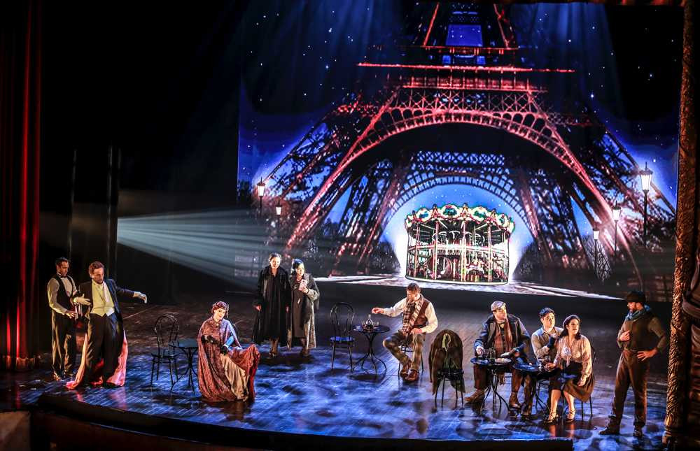 Vợ chồng Chiều Xuân - Đỗ Hồng Quân tình cảm sánh đôi xem nhạc kịch kinh điển