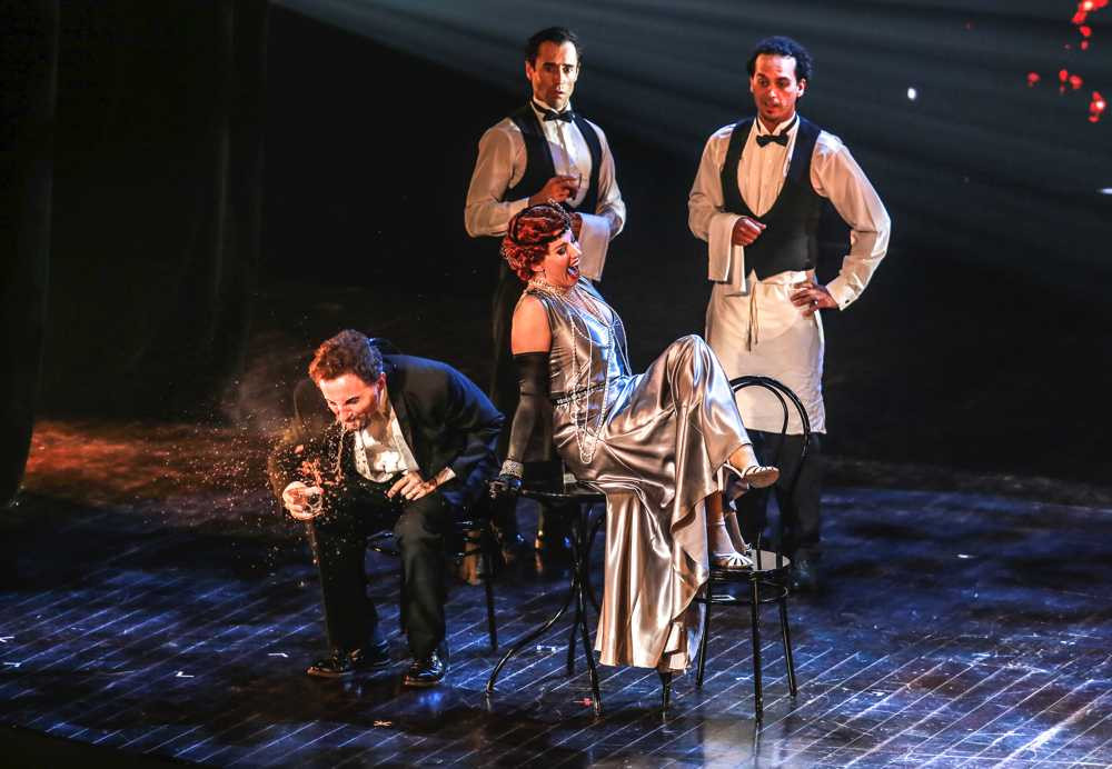 Vợ chồng Chiều Xuân - Đỗ Hồng Quân tình cảm sánh đôi xem nhạc kịch kinh điển