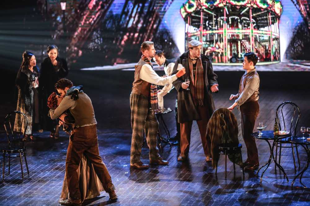 Vợ chồng Chiều Xuân - Đỗ Hồng Quân tình cảm sánh đôi xem nhạc kịch kinh điển