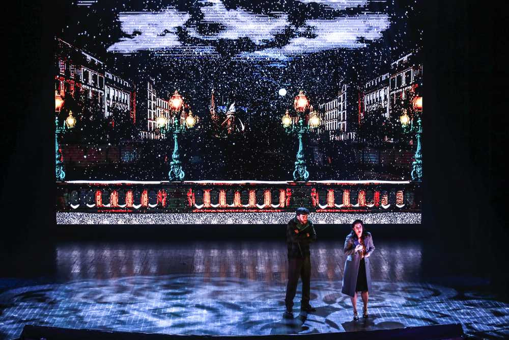 Vợ chồng Chiều Xuân - Đỗ Hồng Quân tình cảm sánh đôi xem nhạc kịch kinh điển