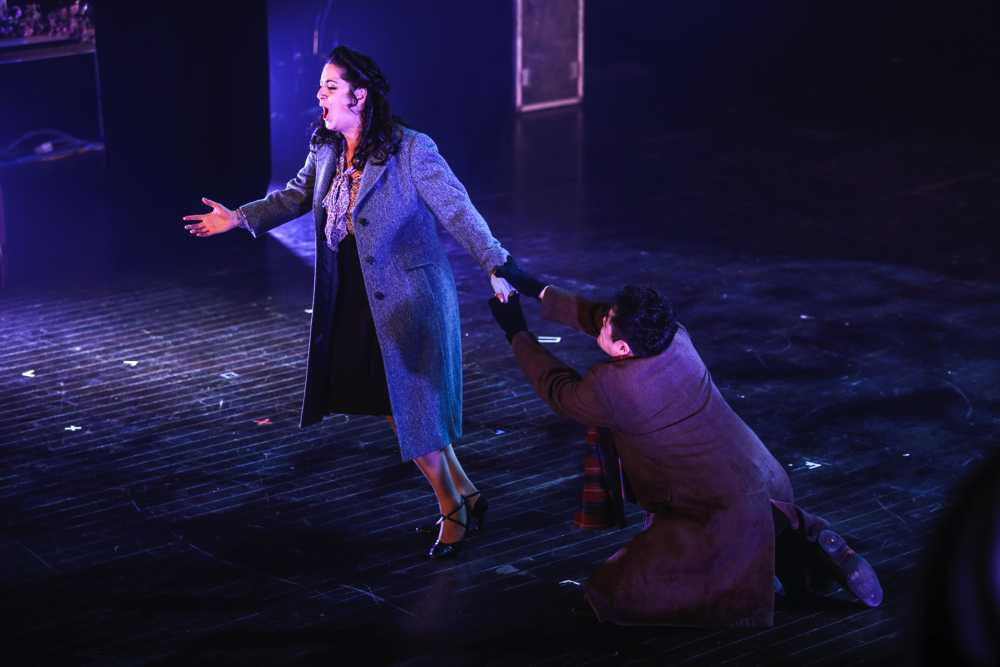 Vợ chồng Chiều Xuân - Đỗ Hồng Quân tình cảm sánh đôi xem nhạc kịch kinh điển