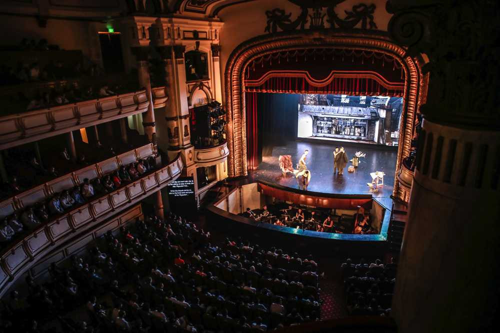 Vợ chồng Chiều Xuân - Đỗ Hồng Quân tình cảm sánh đôi xem nhạc kịch kinh điển