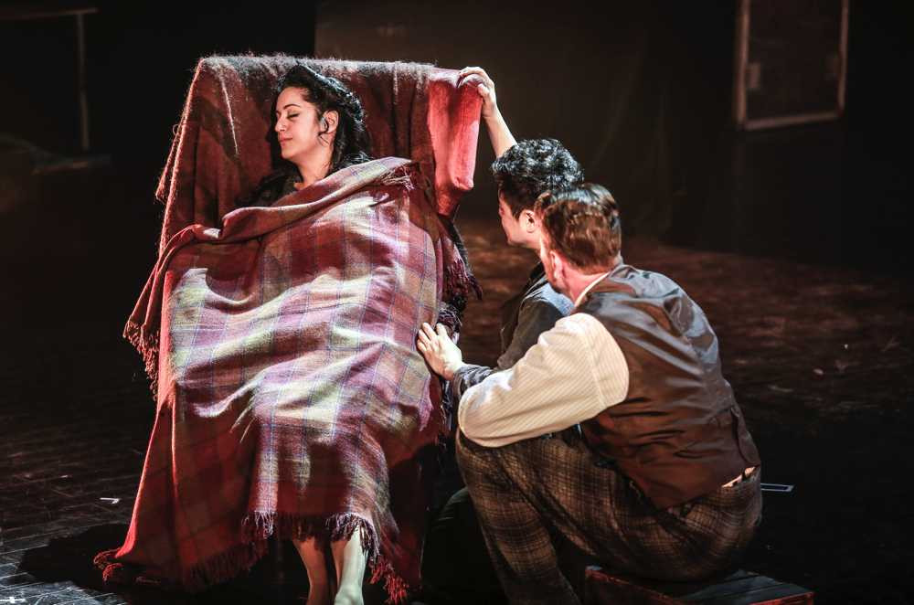 Vợ chồng Chiều Xuân - Đỗ Hồng Quân tình cảm sánh đôi xem nhạc kịch kinh điển