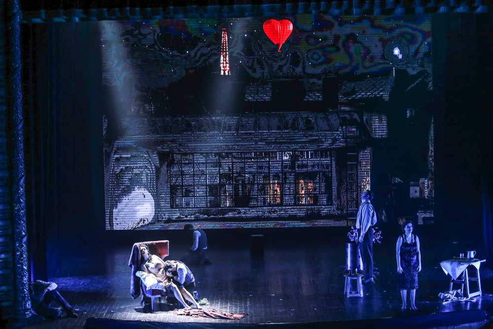 Vợ chồng Chiều Xuân - Đỗ Hồng Quân tình cảm sánh đôi xem nhạc kịch kinh điển