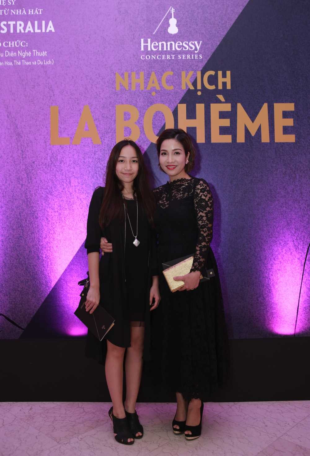 Vợ chồng Chiều Xuân - Đỗ Hồng Quân tình cảm sánh đôi xem nhạc kịch kinh điển