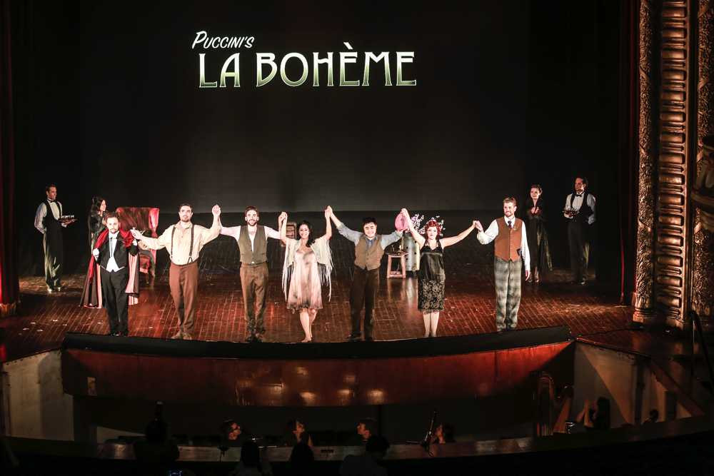 Vợ chồng Chiều Xuân - Đỗ Hồng Quân tình cảm sánh đôi xem nhạc kịch kinh điển