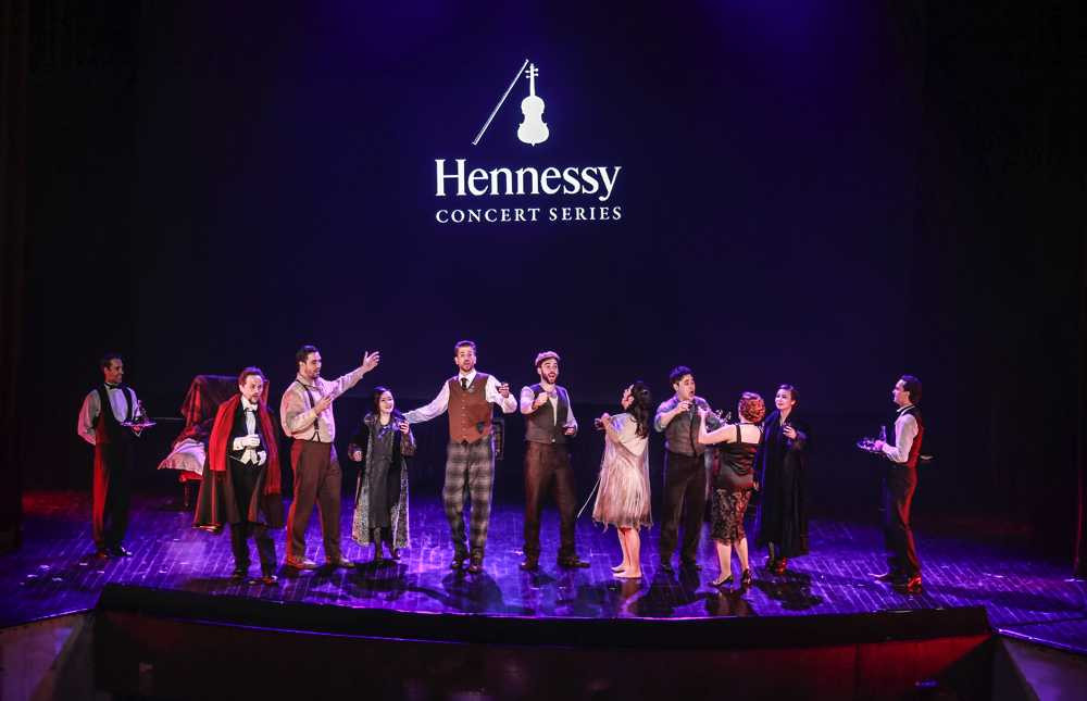 Vợ chồng Chiều Xuân - Đỗ Hồng Quân tình cảm sánh đôi xem nhạc kịch kinh điển