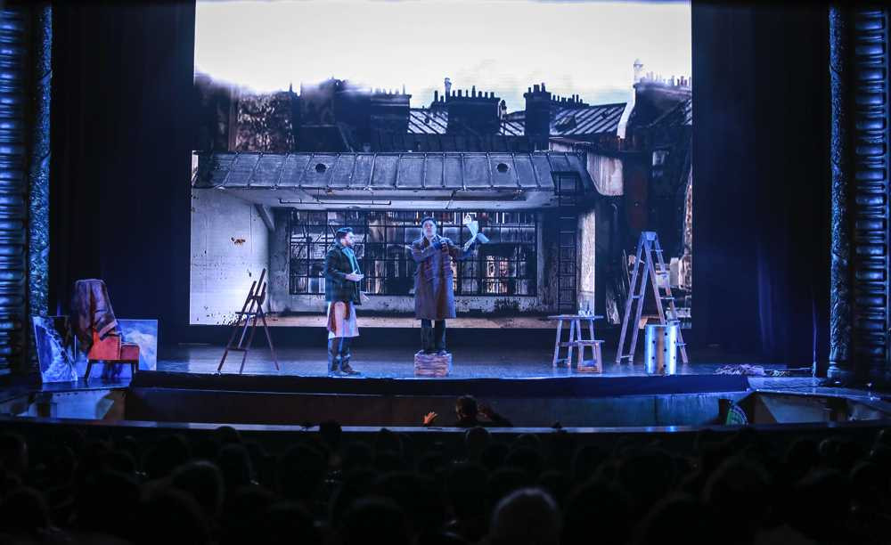 Vợ chồng Chiều Xuân - Đỗ Hồng Quân tình cảm sánh đôi xem nhạc kịch kinh điển