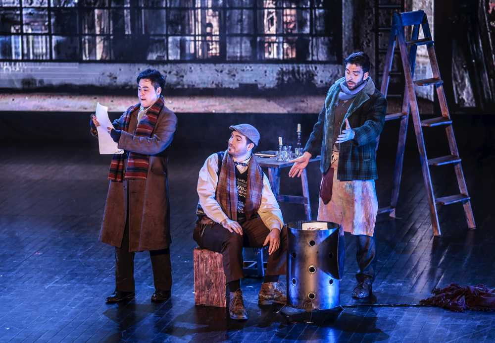 Vợ chồng Chiều Xuân - Đỗ Hồng Quân tình cảm sánh đôi xem nhạc kịch kinh điển