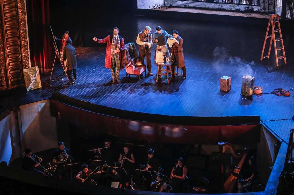 Vợ chồng Chiều Xuân - Đỗ Hồng Quân tình cảm sánh đôi xem nhạc kịch kinh điển