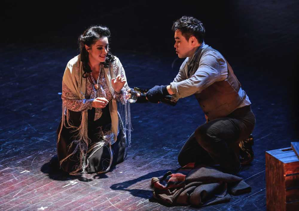 Vợ chồng Chiều Xuân - Đỗ Hồng Quân tình cảm sánh đôi xem nhạc kịch kinh điển