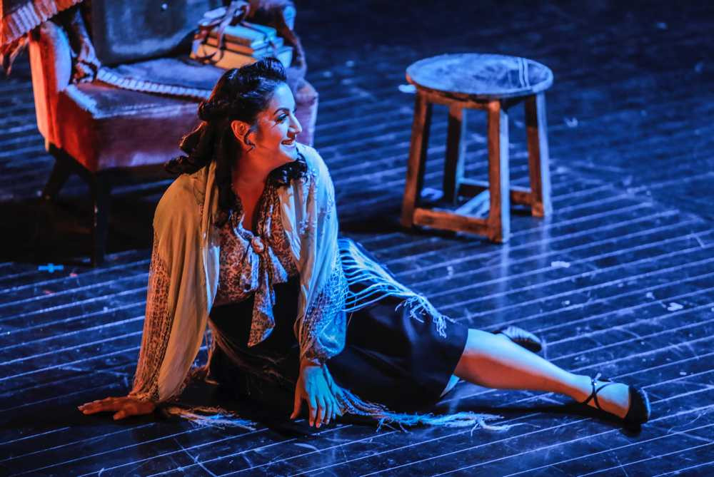 Vợ chồng Chiều Xuân - Đỗ Hồng Quân tình cảm sánh đôi xem nhạc kịch kinh điển