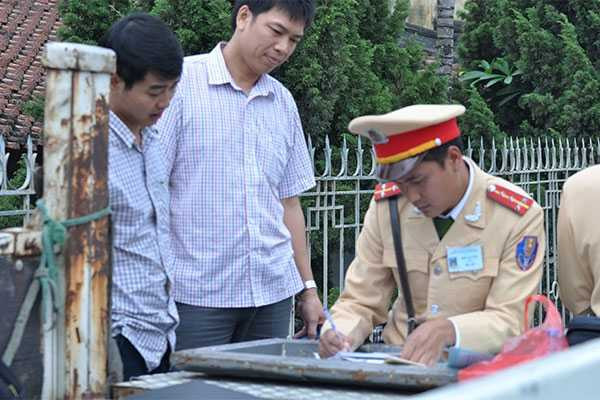 Công tác xử phạt nguội qua camera vẫn gặp khó khăn, chủ yếu do vấn đề xe không chính chủ, người vi phạm không phối hợp xử lý, chây ỳ - Ảnh: Tạ Tôn