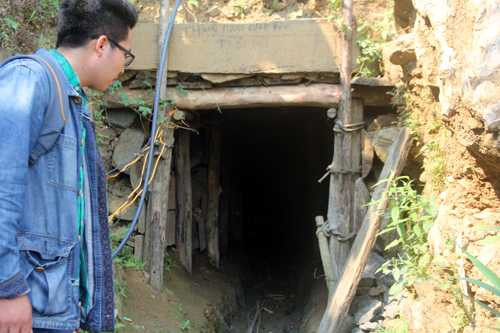 Tin lời thầy bói, bà Thương dốc hết gia tài, vay mượn tiền tỷ để thuê người đào hầm tìm kiếm vàng. Ảnh. Tiến Hùng.