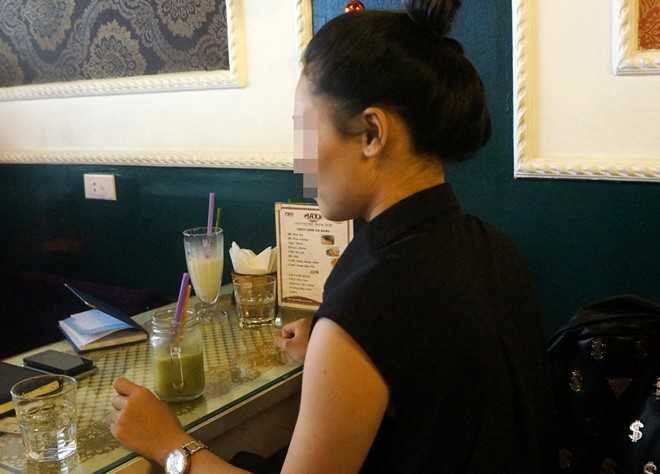 Cô gái tố trung úy Nguyễn Văn Bắc nhổ nước bọt. Ảnh: Việt Đức.