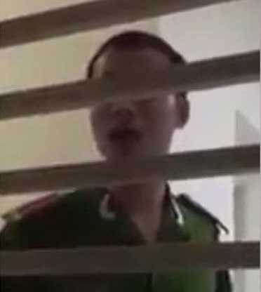 Trung úy Nguyễn Văn Bắc bị người dân tố nhổ nước bọt vào mặt. Ảnh cắt từ video Trung úy Nguyễn Văn Bắc bị người dân tố nhổ nước bọt vào mặt. Ảnh cắt từ video